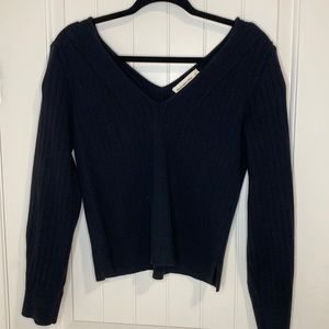 Abercrombie black cropped vneck sweater top. Ribbed